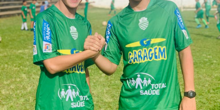 Lateral Augusto Bolela e o goleiro Yago Carrijo. Foto: Divulgação