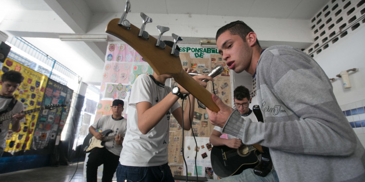 Alunos da EE Brasilia Castanho de Oliveira, criadores da banda Fritz criaram e executam uma musica sobre o Saresp como projeto da escola onde se apresentaram no pateo para os demais alunos 11.11.2013 Guarulhos/SP Foto JOSÉ LUIS DA CONCEIÇÃO/A2FOTOGRAFIA