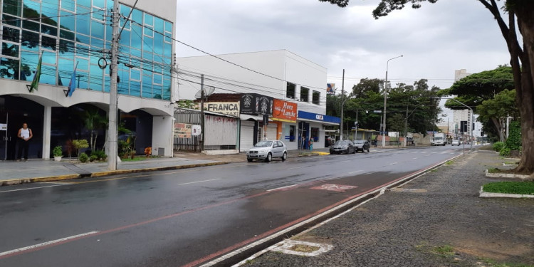 Avenida Presidente Vargas, em Franca, na segunda-feira de manhã, praticamente vazia, após decreto de quarentena. Foto: Renato Viana Albarral/F3 Notícias Whatsapp