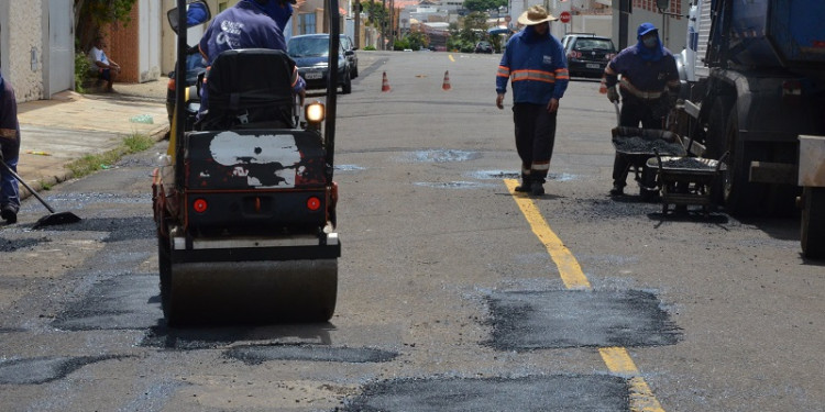 Foto: Tapa buraco na Rua Santo Antônio. Divulgação/Prefeitura de Franca