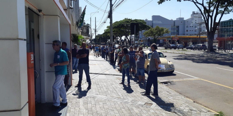 Fila formada em banco na Avenida Presidente Vargas. Foto: Renato Viana Albarral/F3 Notícias Whatsapp