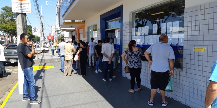 Fila formada em frente à Caixa da Avenida Presidente Vargas. Foto: Renato Viana Albarral/F3 Notícias Whatsapp