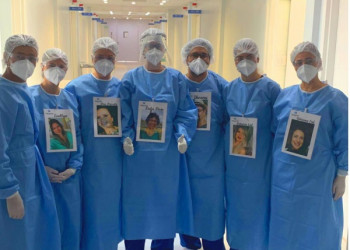 Profissionais da Santa Casa de Franca reproduzem o crachá em fotos maiores para que os pacientes possam identificá-los. Essa é uma maneira de humanizar o profissional, que devido ao momento precisam usar equipamentos de segurança para se protegerem. Foto: Divulgação/Grupo Santa Casa