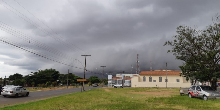Nuvens carregadas nesta terça-feira na Vila Santa Terezinha. Foto: Renato Viana Albarral/F3 Notícias Whatsapp