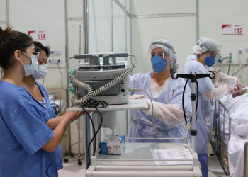 Médicos fazem treinamento no hospital de campanha para tratamento de covid-19 do Complexo Esportivo do Ibirapuera. Foto: Rovena Rosa/Agência Brasil