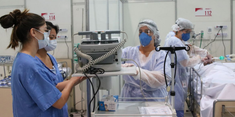 Médicos fazem treinamento no hospital de campanha para tratamento de covid-19 do Complexo Esportivo do Ibirapuera. Foto: Rovena Rosa/Agência Brasil