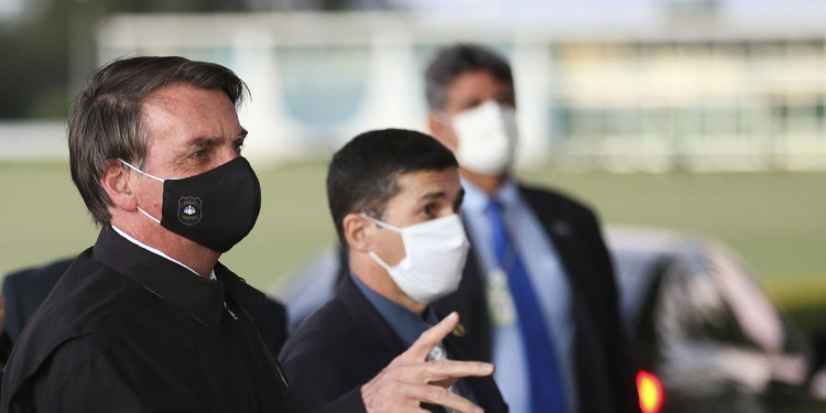 O presidente Jair Bolsonaro fala à imprensa no Palácio da Alvorada. Foto: Marcello Casal Jr./Agência Brasil