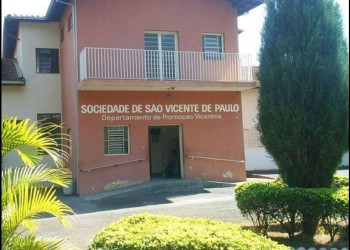 Equipes de saúde fazem teste em lar de idosos com suspeita de Covid-19