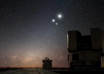 Exemplo de conjunção entre Venus, Lua e Júpiter, fotografada em 3 de Dezembro de 2009 no observatório Very Large Telescope (VLT) em Paranal, Chile. Imagem: ESO/Y. Beletsky (CC-BY-4.0)