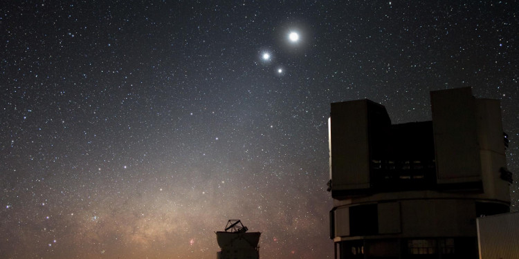 Exemplo de conjunção entre Venus, Lua e Júpiter, fotografada em 3 de Dezembro de 2009 no observatório Very Large Telescope (VLT) em Paranal, Chile. Imagem: ESO/Y. Beletsky (CC-BY-4.0)