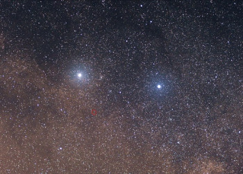 Nesta foto Alpha Centauri, a estrela mais próxima do sol, é a estrela mais brilhante à esquerda. À direita temos Proxima Centauri. Fonte: Skatebiker / Wikimedia Commons.