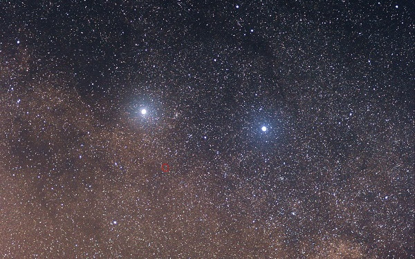 Nesta foto Alpha Centauri, a estrela mais próxima do sol, é a estrela mais brilhante à esquerda. À direita temos Proxima Centauri. Fonte: Skatebiker / Wikimedia Commons.