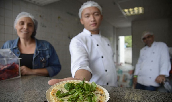 A pizza de costela bovina com agrião é uma das opções de lanche na Feira Nacional do Podrão. Foto: Fernando Frazão/Agência Brasil