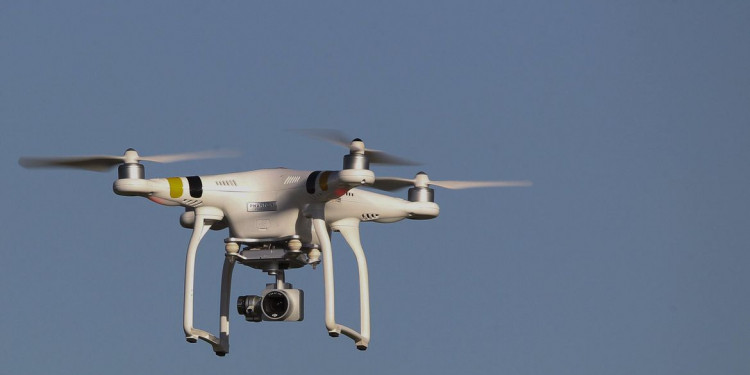 Eixo Monumental, Plano Piloto, Brasília, DF, Brasil 22/1/2018 Foto: Toninho Tavares/Agência Brasília.  Em um mês de testes com dois drones, o Departamento de Trânsito do Distrito Federal (Detran-DF) flagrou 382 infrações nas vias em 30 atuações com os equipamentos para auxiliar o monitoramento e a fiscalização.  As principais violações às regras que os agentes identificaram com ajuda da tecnologia foram não sinalizar para mudar de direção (132) e o uso do celular ao volante (90).