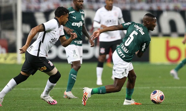 O jogador Patrick de Paula, da SE Palmeiras, disputa bola com o jogador Ederson, da SC Corinthians P, durante partida válida pela final, ida, do Campeonato Paulista, Série A1, na Arena Corinthians. (Foto: Cesar Greco)