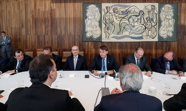 Reunião com Braga Netto, Ministro-Chefe da Casa Civil da Presidência da República; Paulo Guedes, Ministro de Estado da Economia; Fábio Faria, Ministro de Estado das Comunicações; Jorge Antonio de Oliveira, Ministro-Chefe da Secretaria-Geral da Presidência da República; Luiz Eduardo Ramos, Ministro-Chefe da Secretaria de Governo da Presidência da República; e Augusto Heleno, Ministro-Chefe do Gabinete de Segurança Institucional da Presidência da República.
Foto: Alan Santos/PR