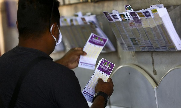 Apostadores fazem filas em casas lotéricas. Foto: Marcelo Camargo/Agência Brasil