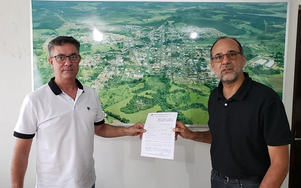 Eduardo Fragoso Cerqueira ao lado do prefeito de Ibiraci, Tonin Garcia (à dir). Foto: Divulgação