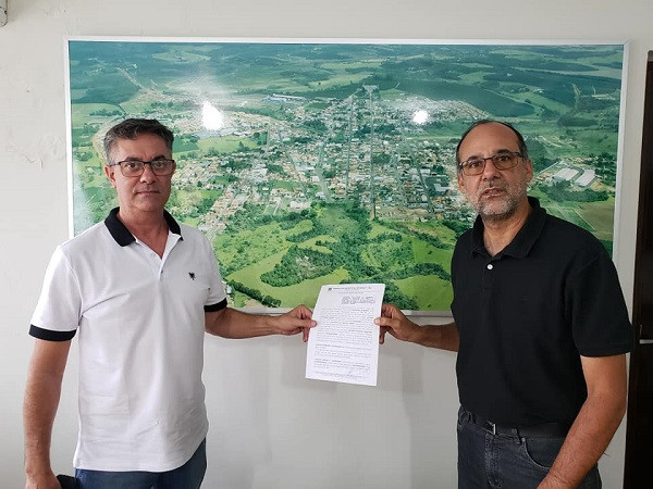 Eduardo Fragoso Cerqueira ao lado do prefeito de Ibiraci, Tonin Garcia (à dir). Foto: Divulgação