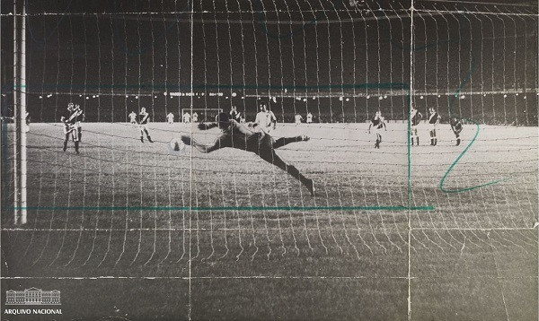 Milésimo gol do Pelé, 1969. Foto: Arquivo Nacional

Cobrança de pênalti de Pelé, para marcar seu milésimo gol, na partida entre Santos e Vasco da Gama, no estádio do Maracanã, em 19 de novembro de 1969. Arquivo Nacional. Fundo Correio da Manhã. BR_RJANRIO_PH_0_FOT_38422_348