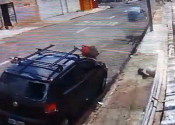 Motoentregador é atingido por carro e arremessado por mais de 2m de distância; veja vídeo