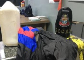 Vítima de roubo não se intimida com bandidos armados e tenta recuperar itens roubados