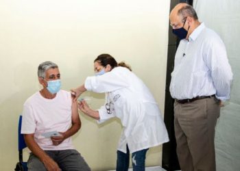 ‘A gente pede a Deus que essa vacina traga esse ponto final a essa doença’, diz primeiro vacinado de Franca