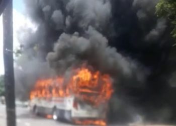 Ônibus incendiado em Franca estava com oito passageiros e o motorista; veja vídeo