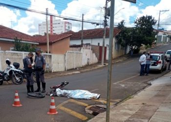 Homem com bicicleta furtada bate em carro e morre na Estação; veja vídeo