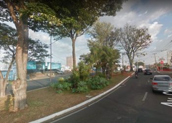 Cliente de fogazzaria leva tiro durante assalto na Avenida Champagnat