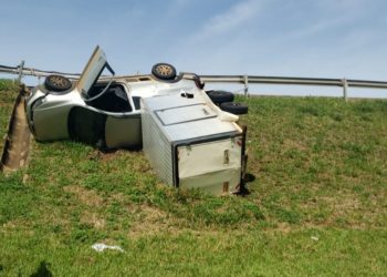 Motorista de Saveiro perde o controle e tomba perto do Galo Branco