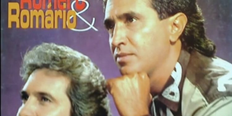 Romero, no canto esquerdo da foto, quando fez dupla sertaneja com Romário. Foto: Divulgação