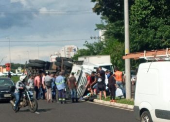 Carreta não conseguiu parar em descida do shopping e atingiu 3 carros