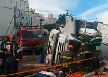Motorista perde o controle e carreta tomba na Avenida Rio Negro