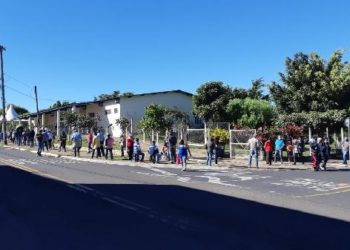 Fila para vacinação contra covid-19 em abril de 2021 no Parque do Horto. Foto: Renato Viana Albarral/F3 Notícias Whatsapp