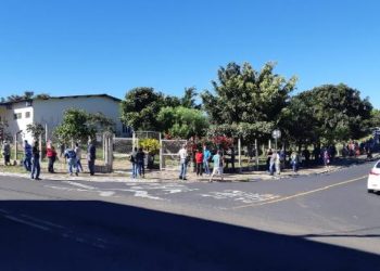 Fila para vacinação contra covid-19 em abril de 2021 no Parque do Horto. Foto: Renato Viana Albarral/F3 Notícias Whatsapp