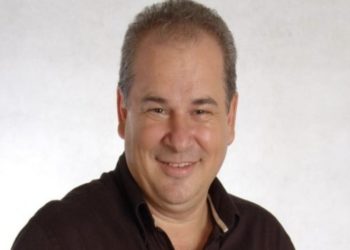 Radialista que anunciou 1° música de Zezé Di Camargo e Luciano falece após infarto