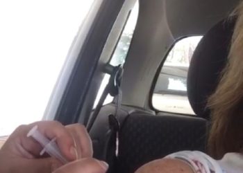 Moradora vai tomar vacina e aplicadora não dá dose