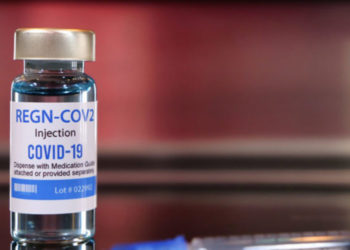 Anvisa autoriza uso emergencial de coquetel contra a covid-19