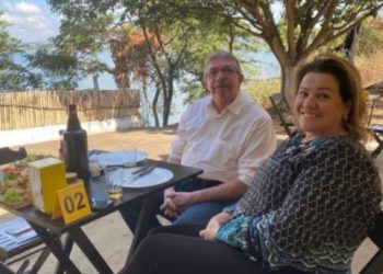 Advogados morrem em Delfinópolis e carro fica submerso