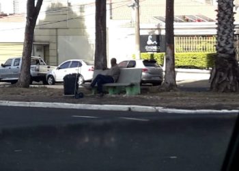 Idoso está morando há 2 semanas em canteiro da Avenida Rio Branco, em Franca