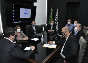 Estado reúne-se com prefeitos e deputada para tratar sobre ampliação de leitos
