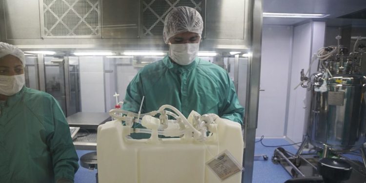 Fiocruz inicia envase do primeiro lote de IFA da vacina Covid-19. Foto: Bio-Manguinhos/Fiocruz