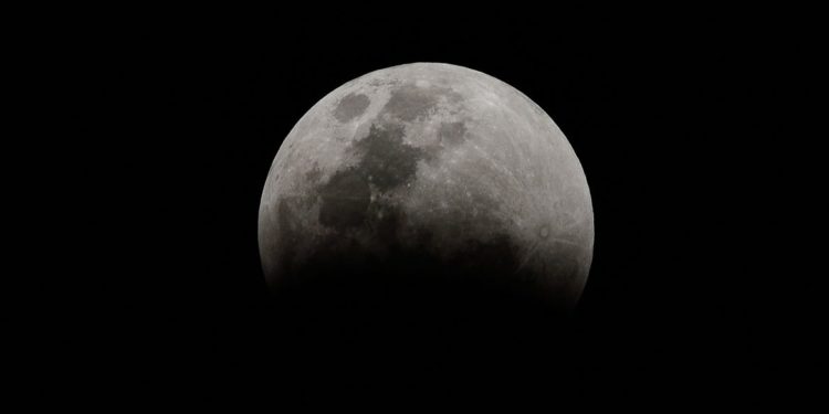 Brasília - O Clube de Astronomia promove um encontro de telescópios na Praça dos Três Poderes, para observar a Superlua e eclipse total lunar. Foto: Marcello Casal Jr/Agência Brasil