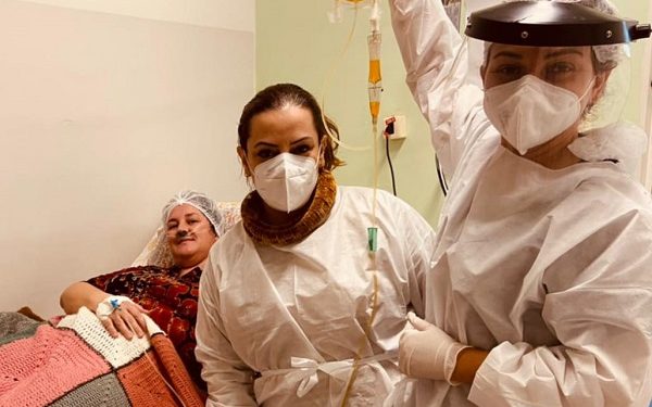 Paciente internada na UPA recebe tratamento com plasma convalescente. Medida começou em 23 de maio. Foto: Divulgação/Prefeitura de Batatais