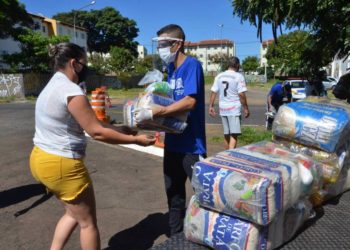 Vereadores votam liberação de R$ 1,8 milhão para Prefeitura distribuir cartão alimentação; veja ao vivo