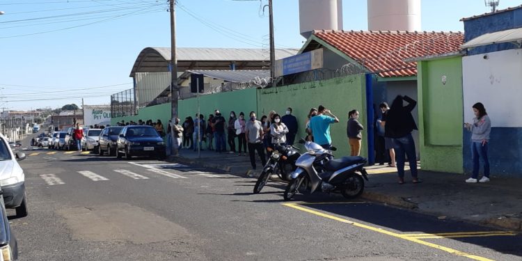 Fila para tomar vacina contra covid-19 no Aeroporto III. Foto: Renato Viana Albarral/F3 Notícias Whatsapp