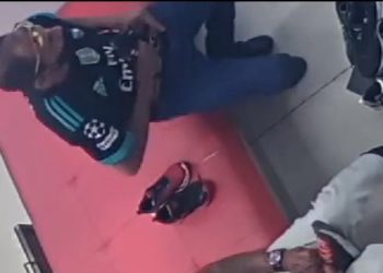 Câmeras flagram ladrões que vão à loja no Centro com criança para furtar tênis