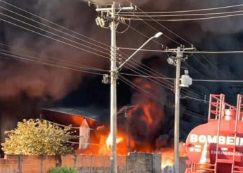 Vídeo: Polícia vai investigar incêndio que destruiu fábrica no Jardim Paulistano