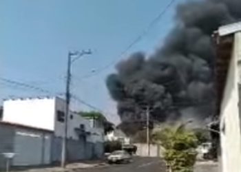 Incêndio de grandes proporções destrói fábrica de buchas no City Petrópolis